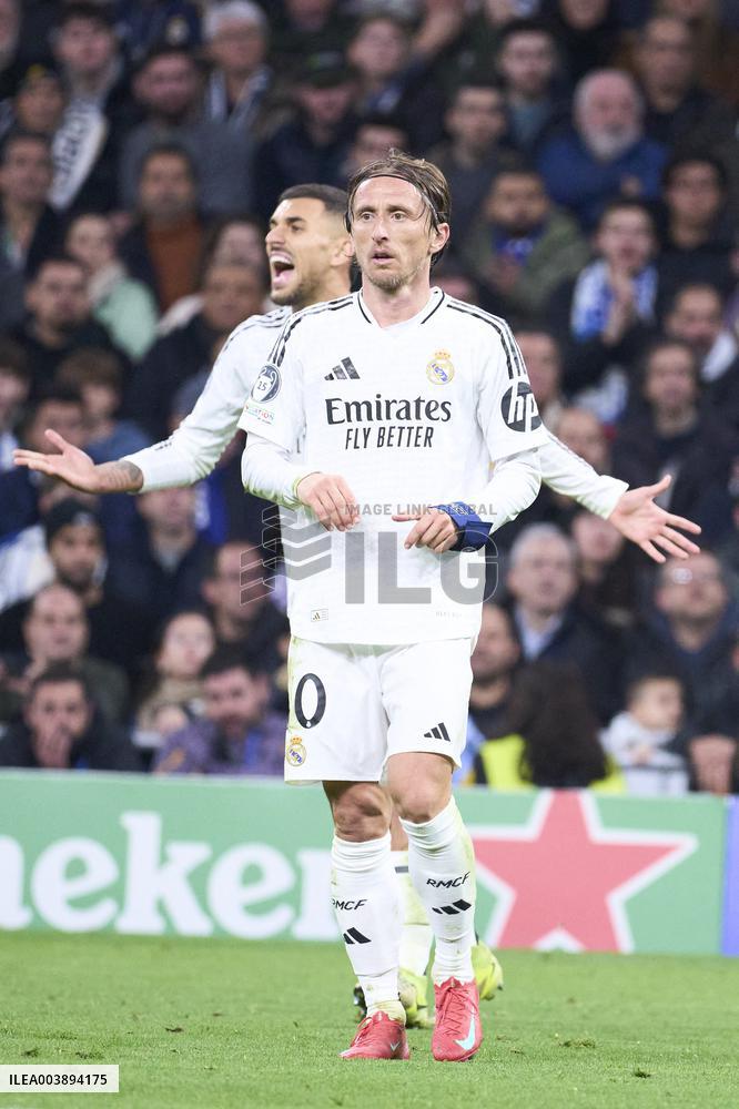 Real Madrid C.F. v FC Salzburg - Madrid