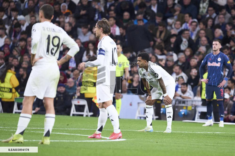 Real Madrid C.F. v FC Salzburg - Madrid