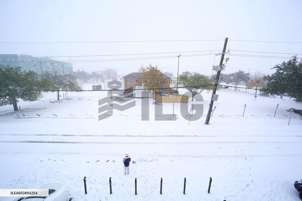 Rare Snowfall Hits New Orleans - Louisana