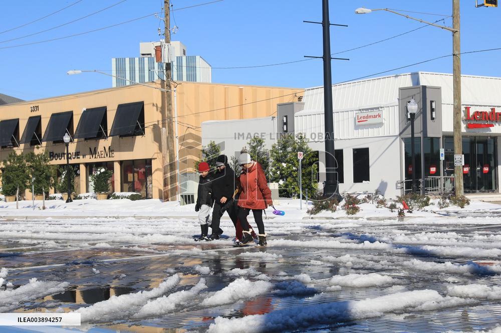 Rare Snowfall Hits New Orleans - Louisana