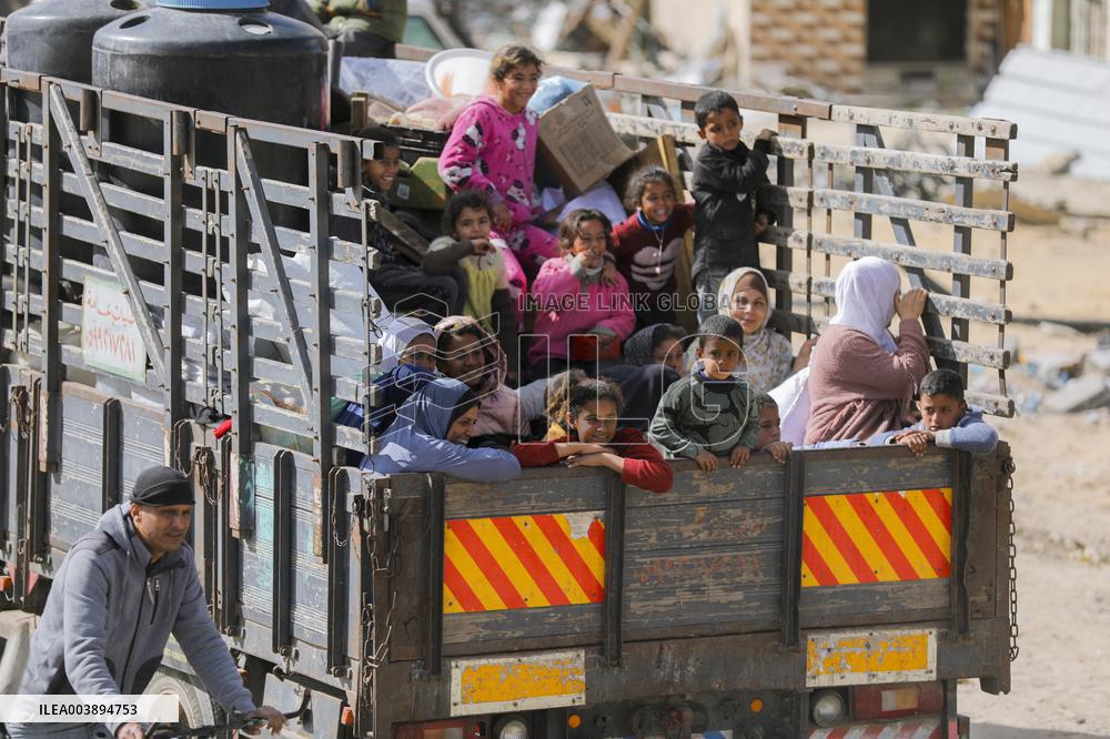 Palestinians Return to Gaza