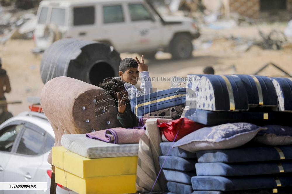 Palestinians Return to Gaza