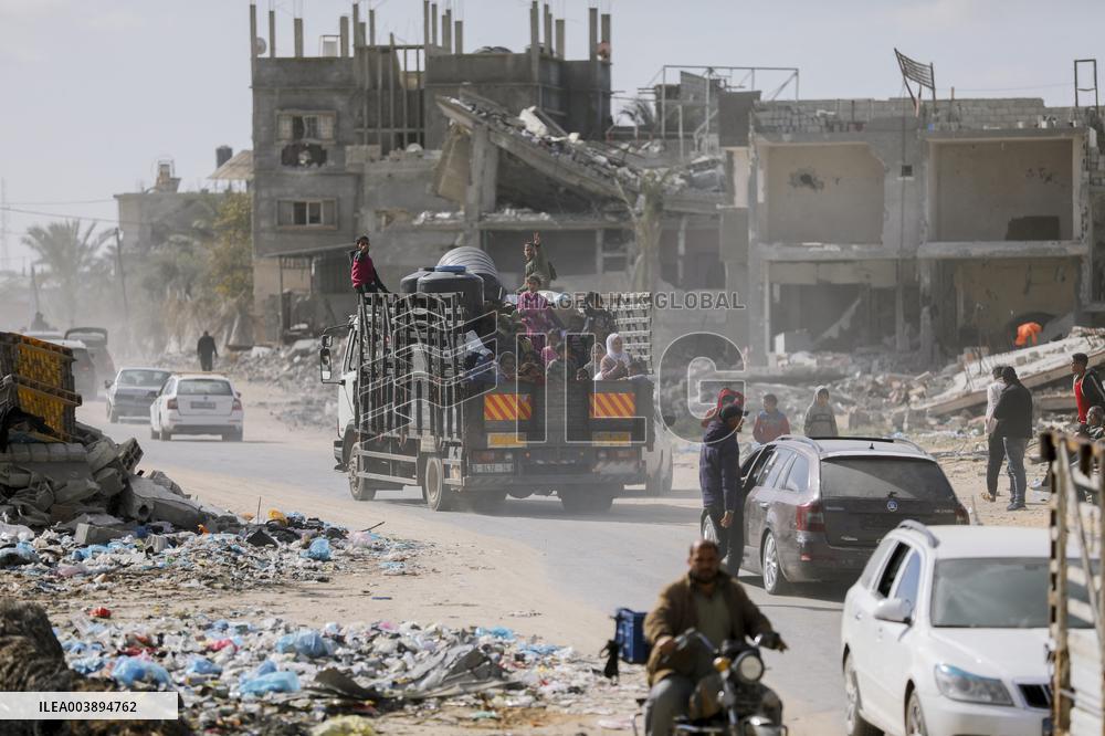 Palestinians Return to Gaza