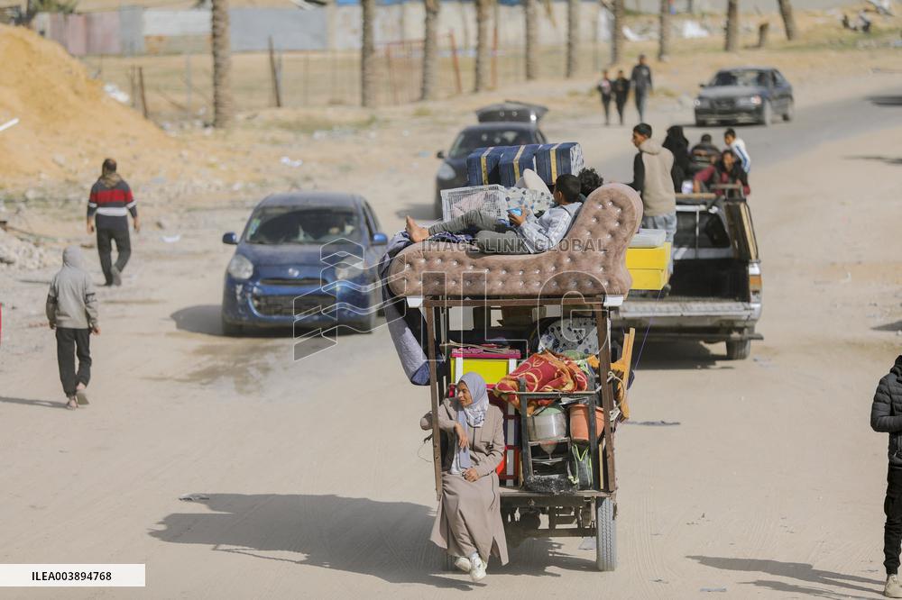 Palestinians Return to Gaza