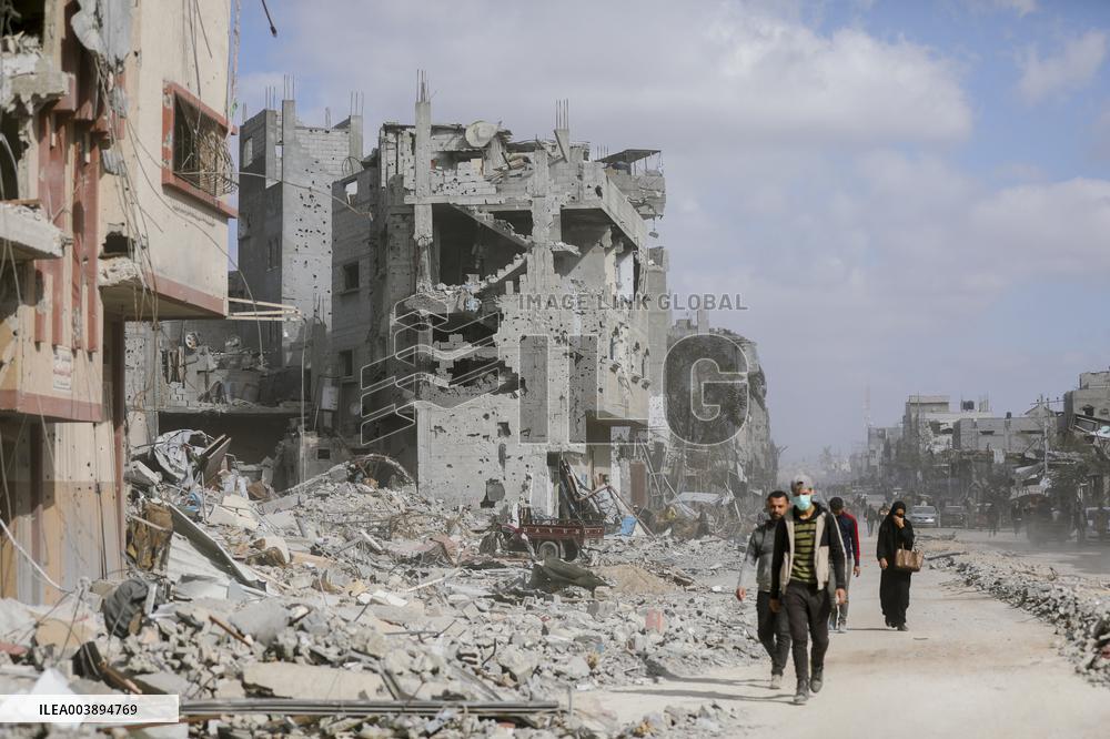 Palestinians Return to Gaza