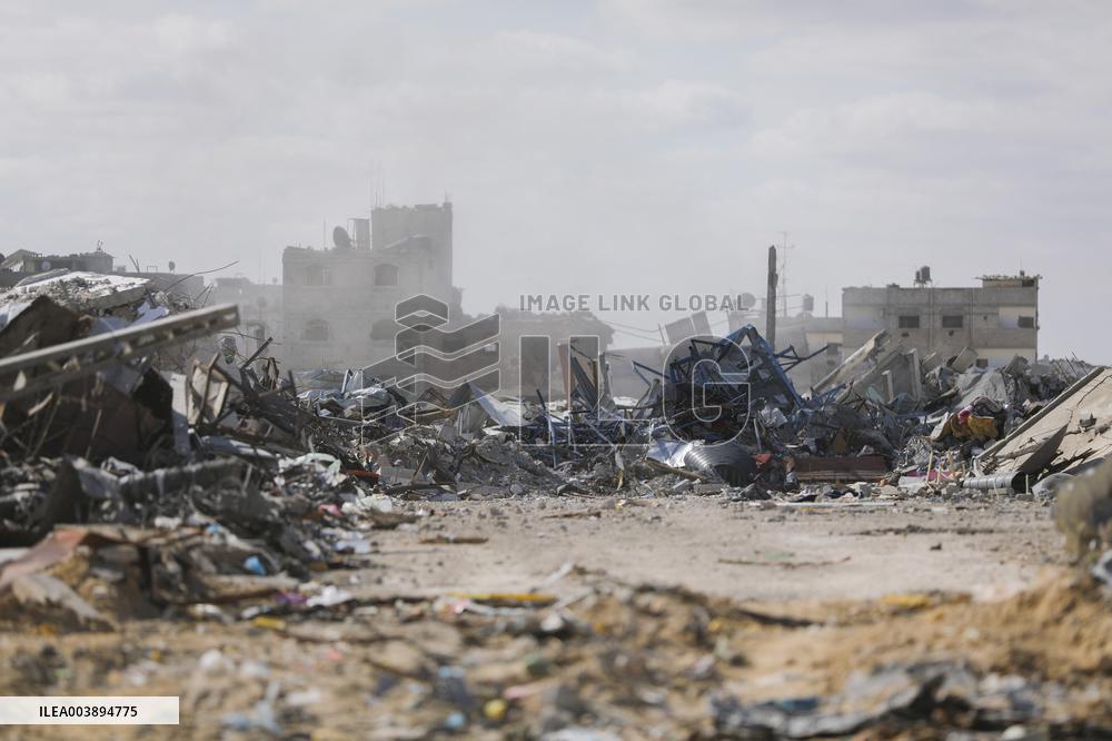 Palestinians Return to Gaza