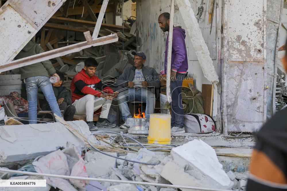 Palestinians Return to Gaza