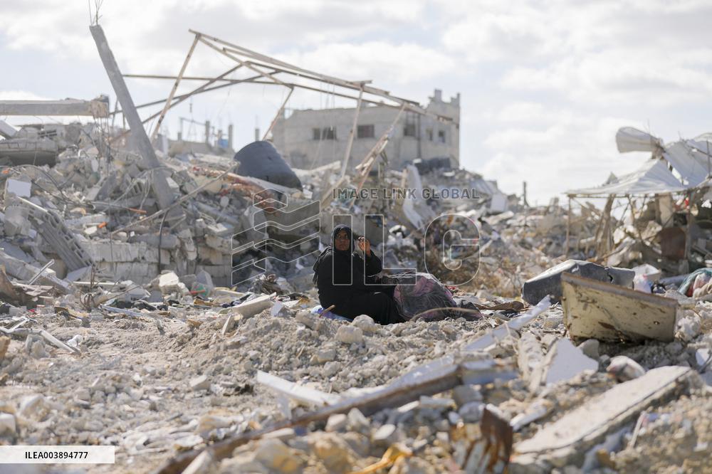 Palestinians Return to Gaza