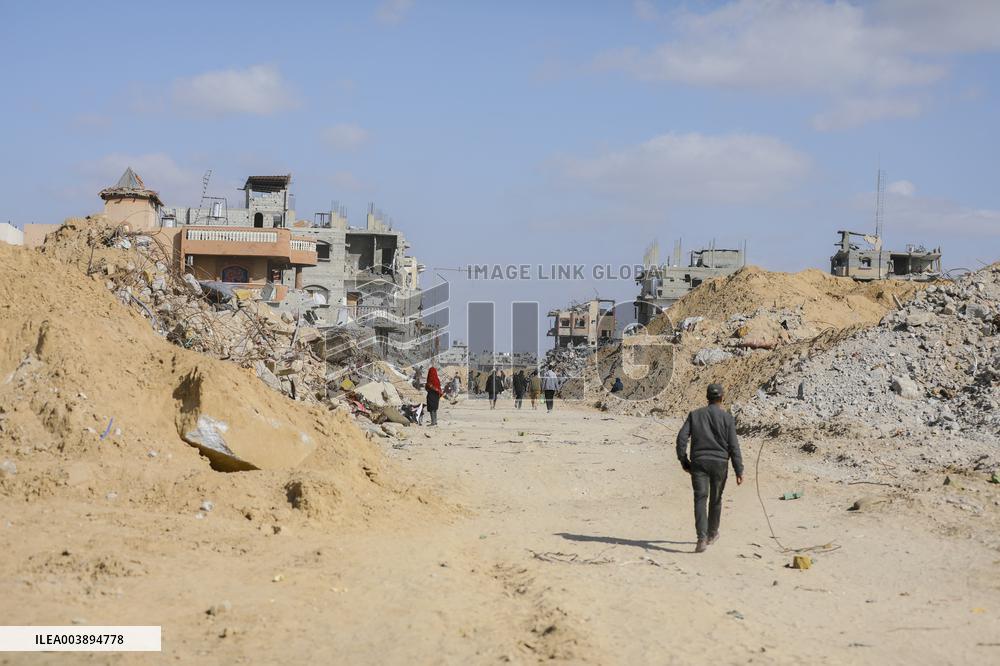 Palestinians Return to Gaza