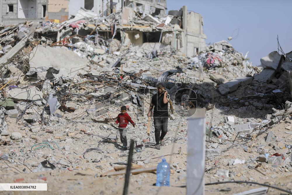 Palestinians Return to Gaza