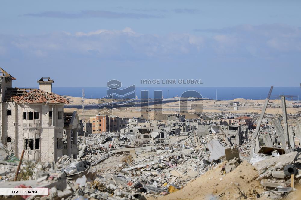 Palestinians Return to Gaza