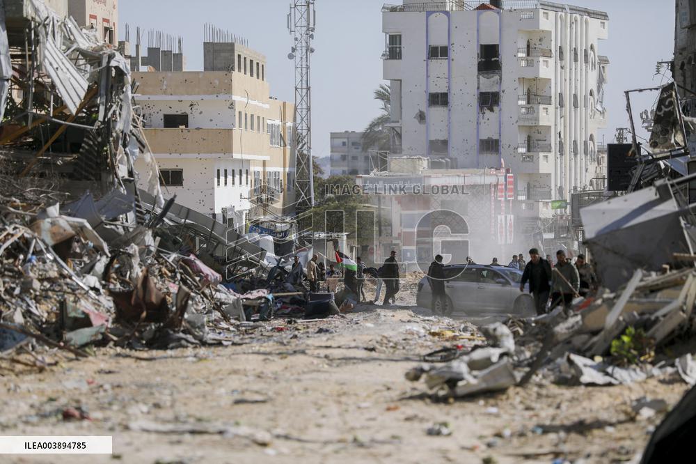 Palestinians Return to Gaza