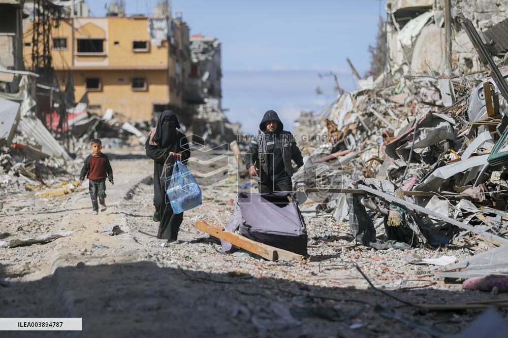 Palestinians Return to Gaza