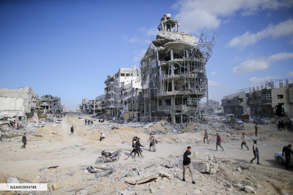 Palestinians Return to Gaza