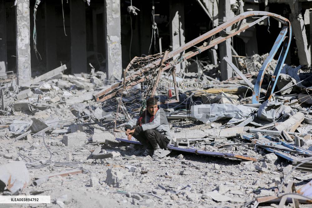 Palestinians Return to Gaza