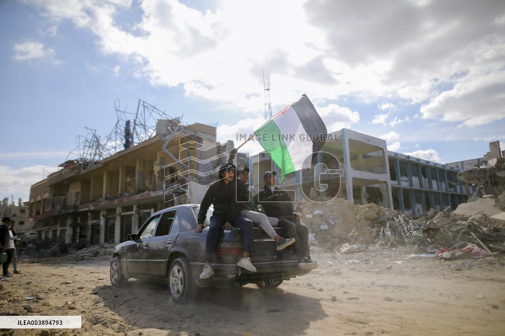 Palestinians Return to Gaza