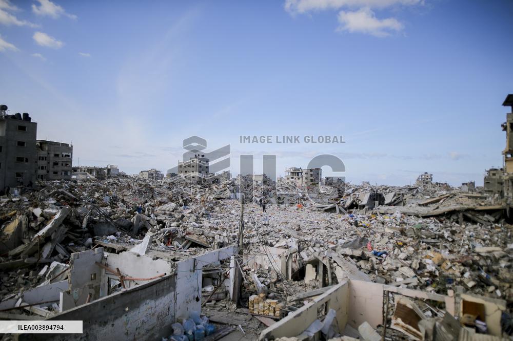 Palestinians Return to Gaza