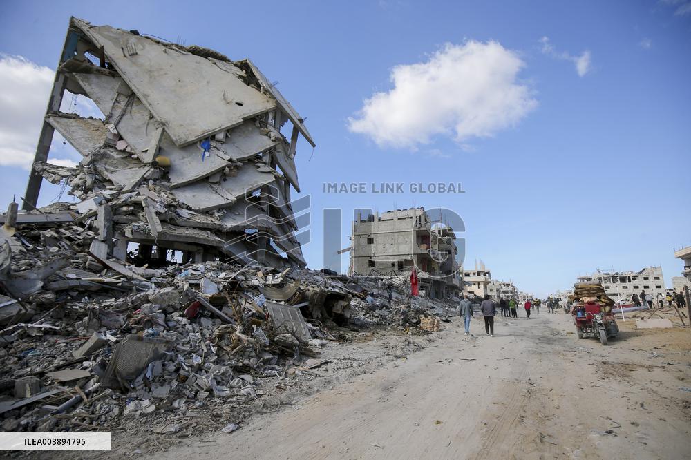 Palestinians Return to Gaza