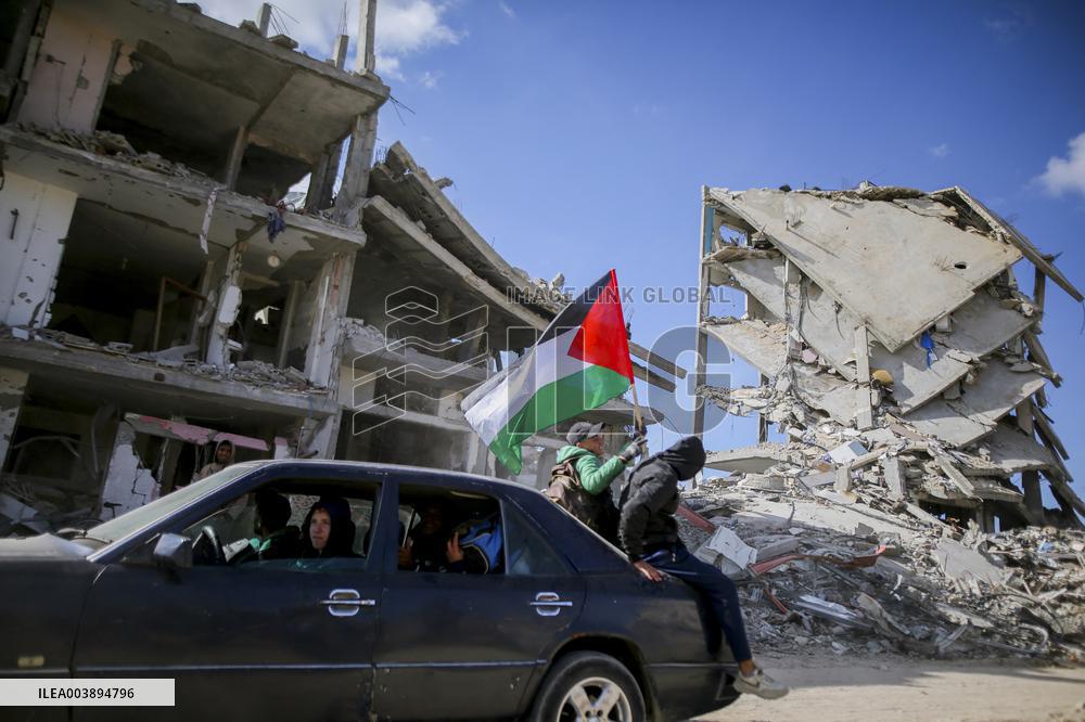 Palestinians Return to Gaza