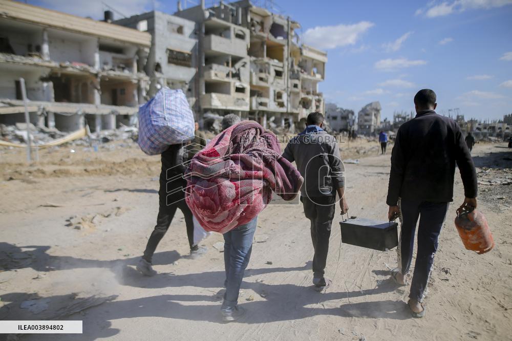 Palestinians Return to Gaza