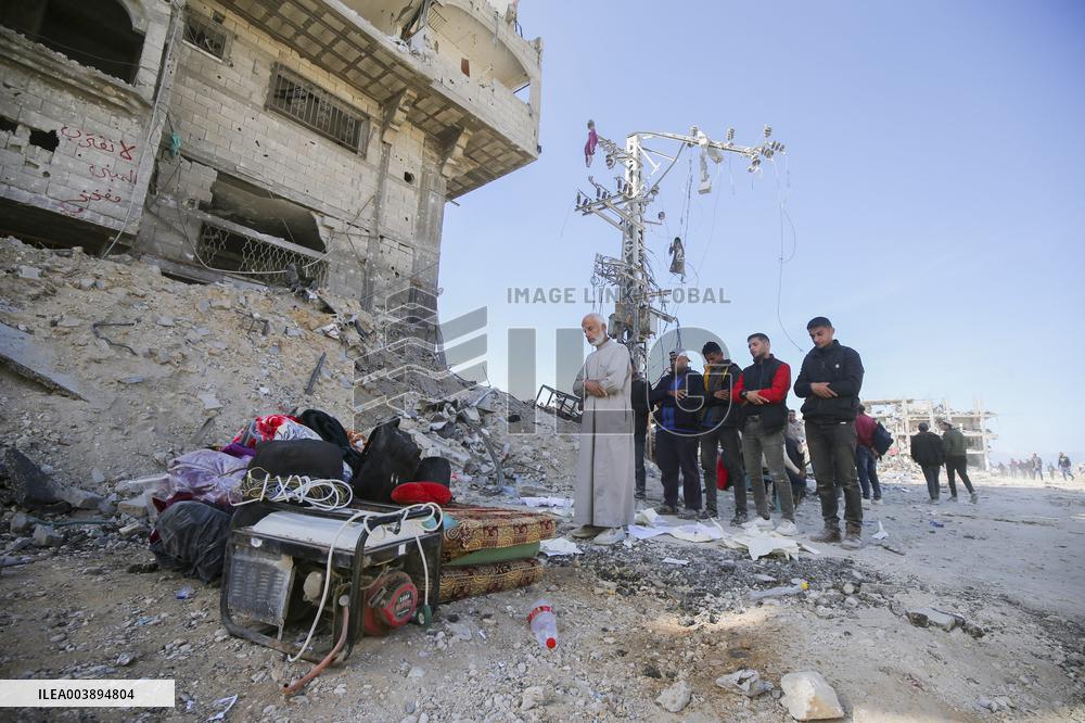 Palestinians Return to Gaza