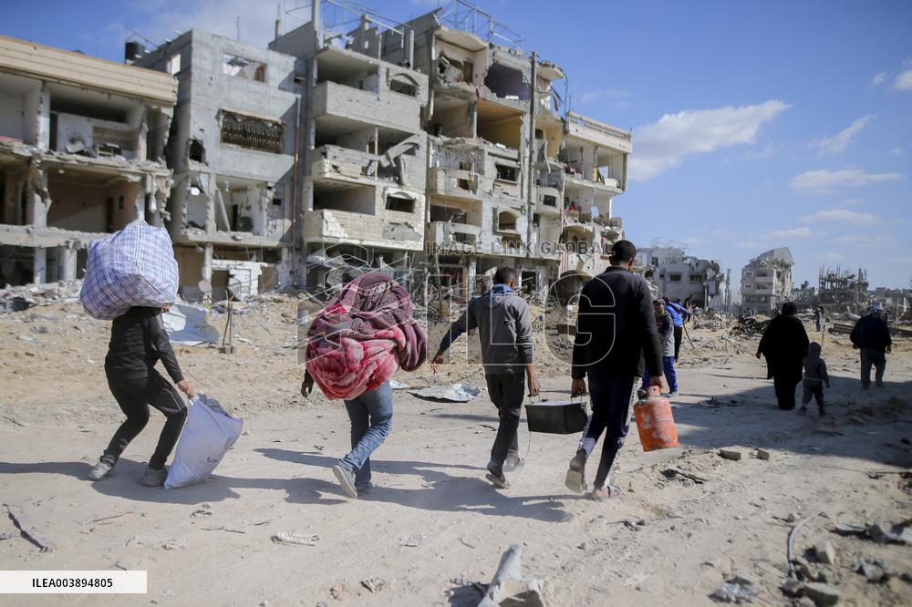 Palestinians Return to Gaza