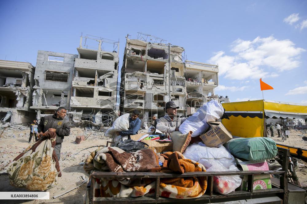 Palestinians Return to Gaza