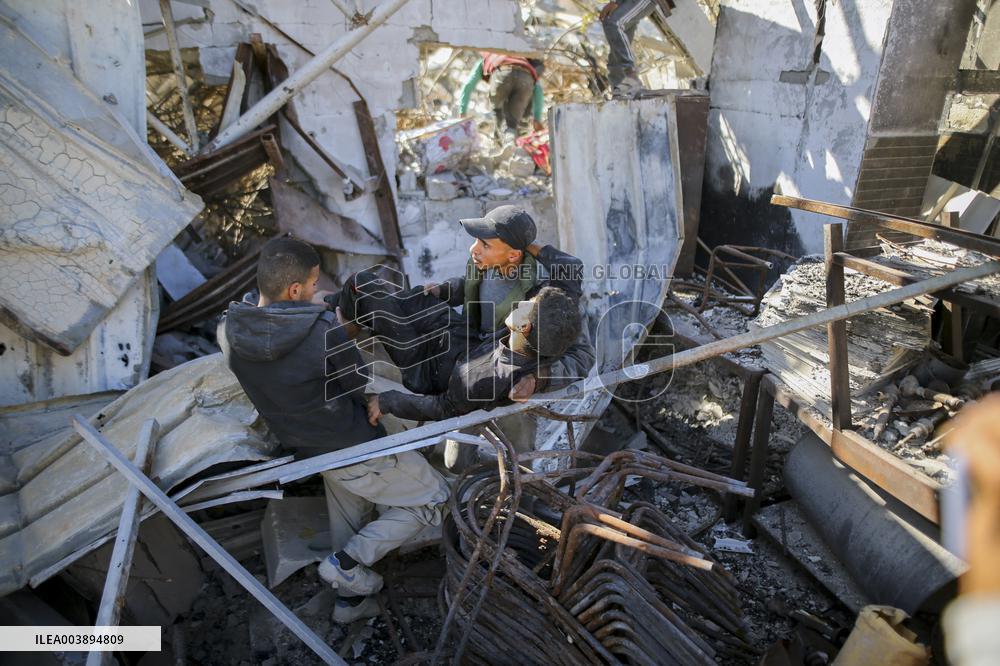 Palestinians Return to Gaza