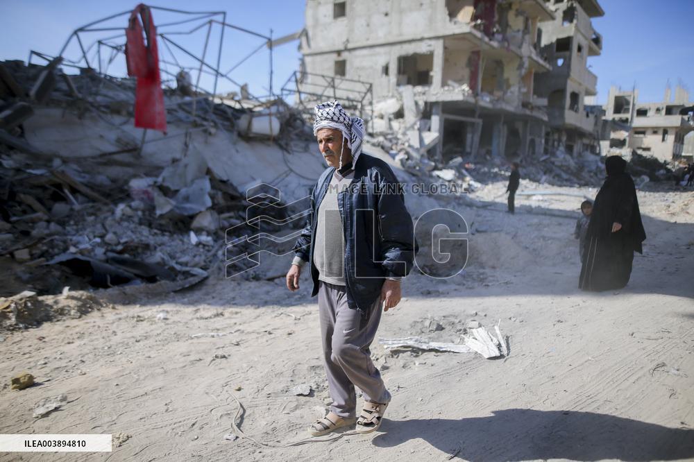 Palestinians Return to Gaza