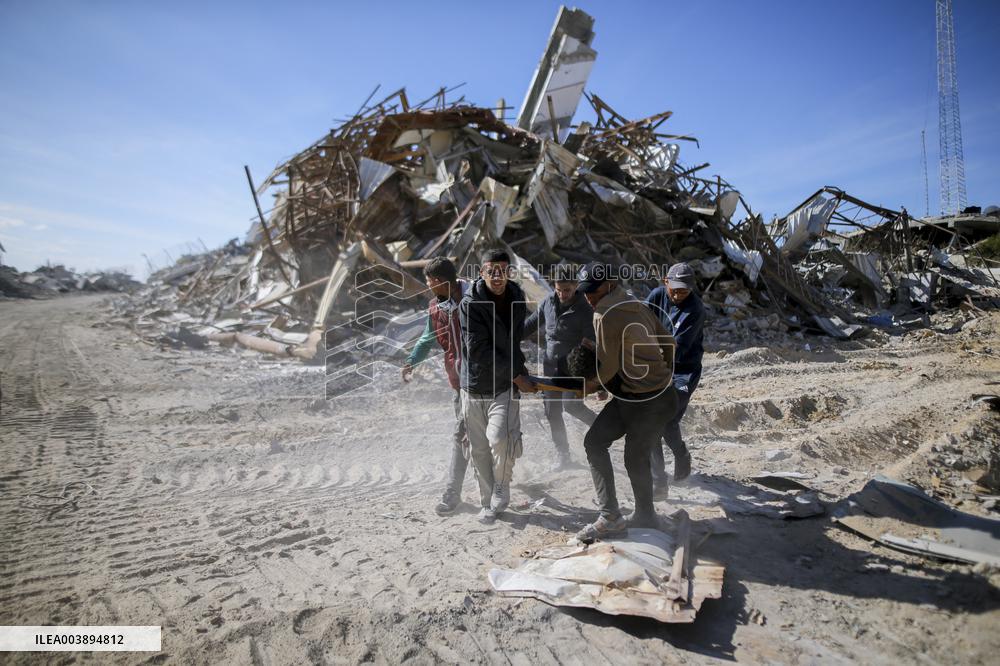 Palestinians Return to Gaza