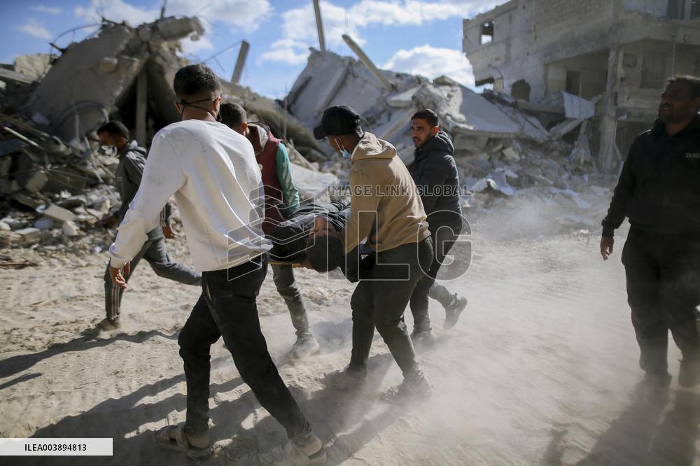 Palestinians Return to Gaza