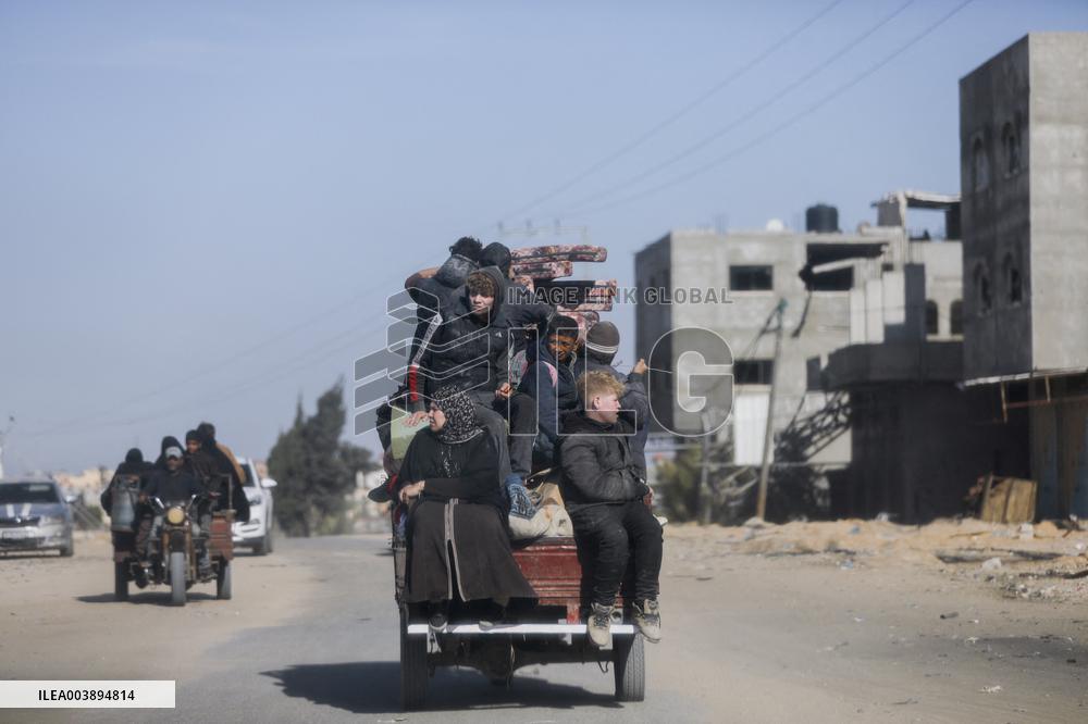 Palestinians Return to Gaza