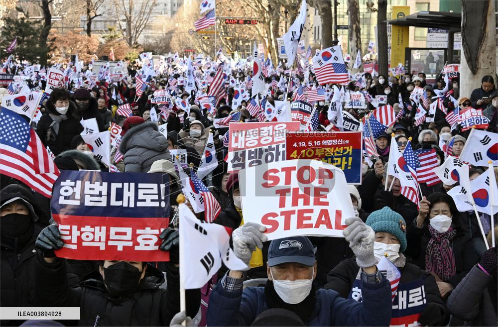 Rally by Yoon supporters