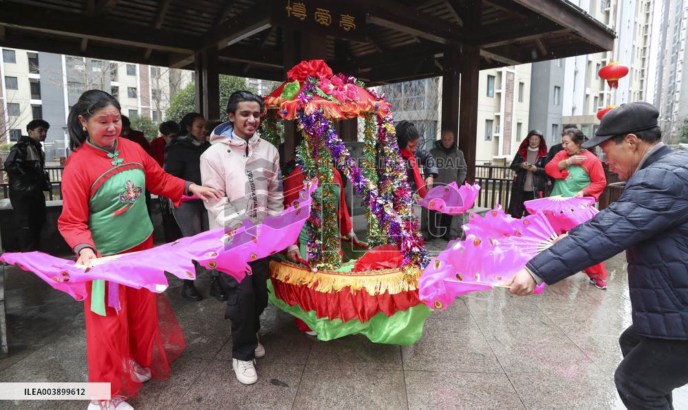 International Students Experience Spring Festival Customs