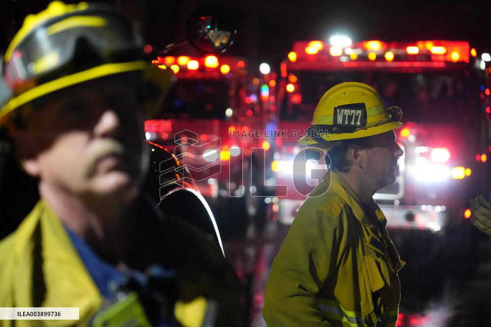 US Firefighters Fight Sepulveda Fire - LA