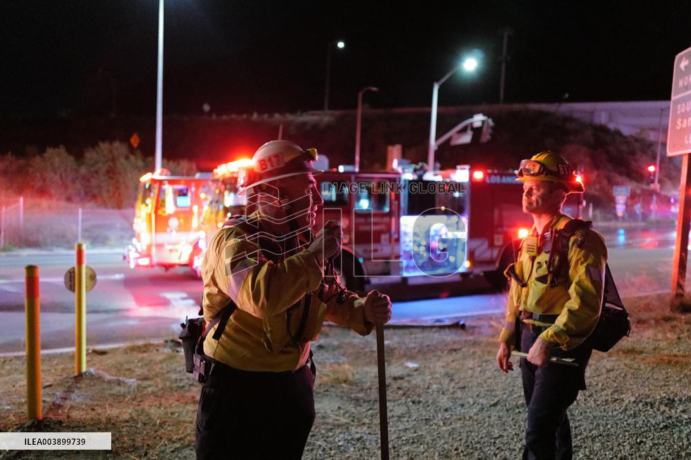 US Firefighters Fight Sepulveda Fire - LA