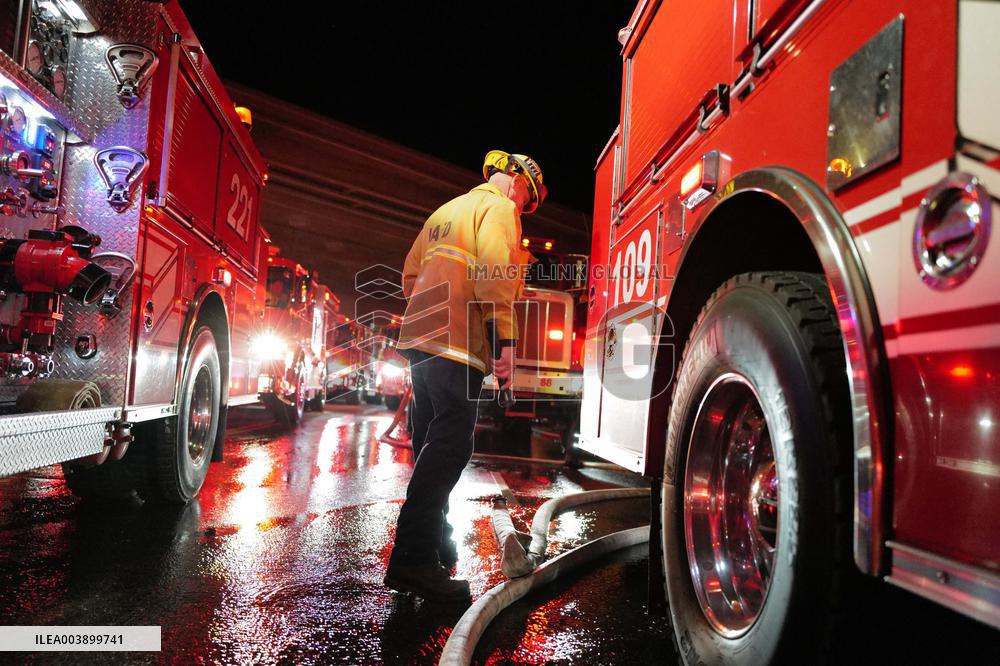 US Firefighters Fight Sepulveda Fire - LA