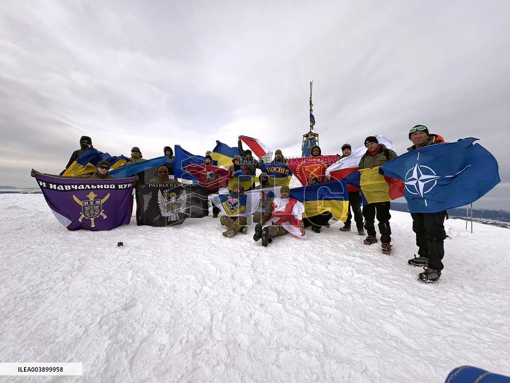 Representatives of NATO, EU member states and Ukraines military climb Mount Hoverla