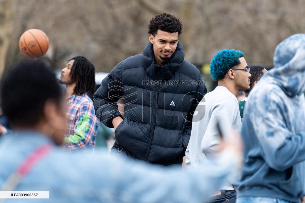 San Antonio Spurs Group Photo - Paris