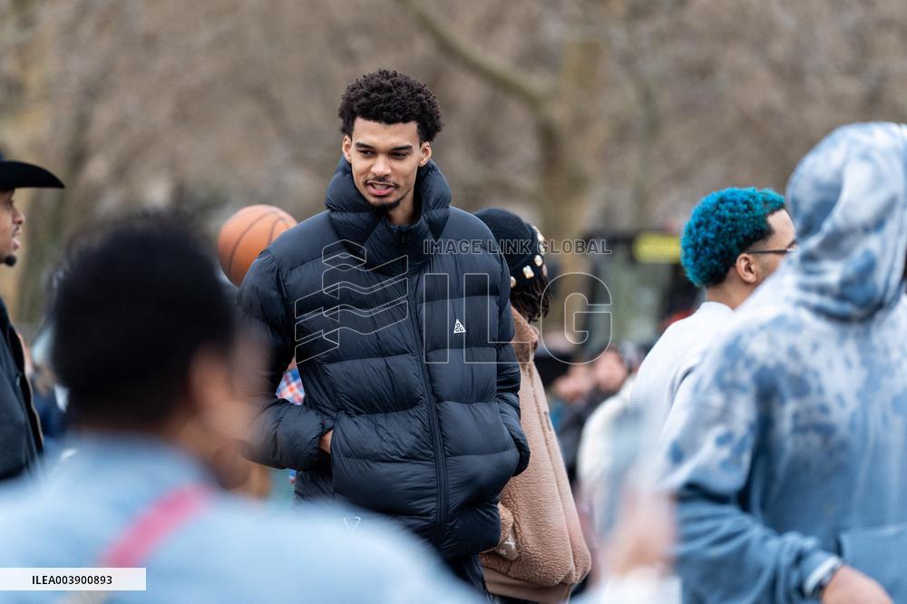 San Antonio Spurs Group Photo - Paris