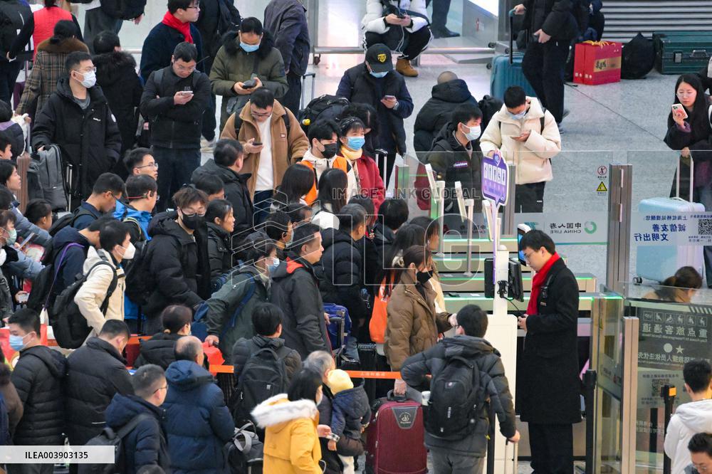 Spring Festival Travel Peak in Shanghai