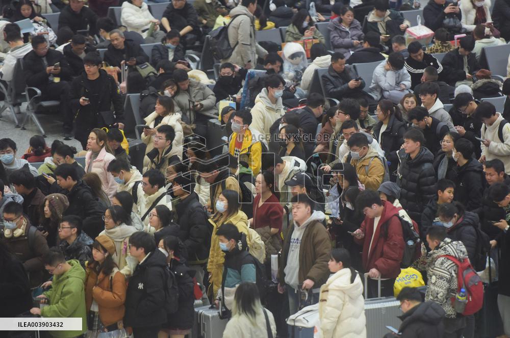 Spring Festival Railway Rush in Hangzhou