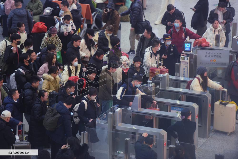 Spring Festival Railway Rush in Hangzhou