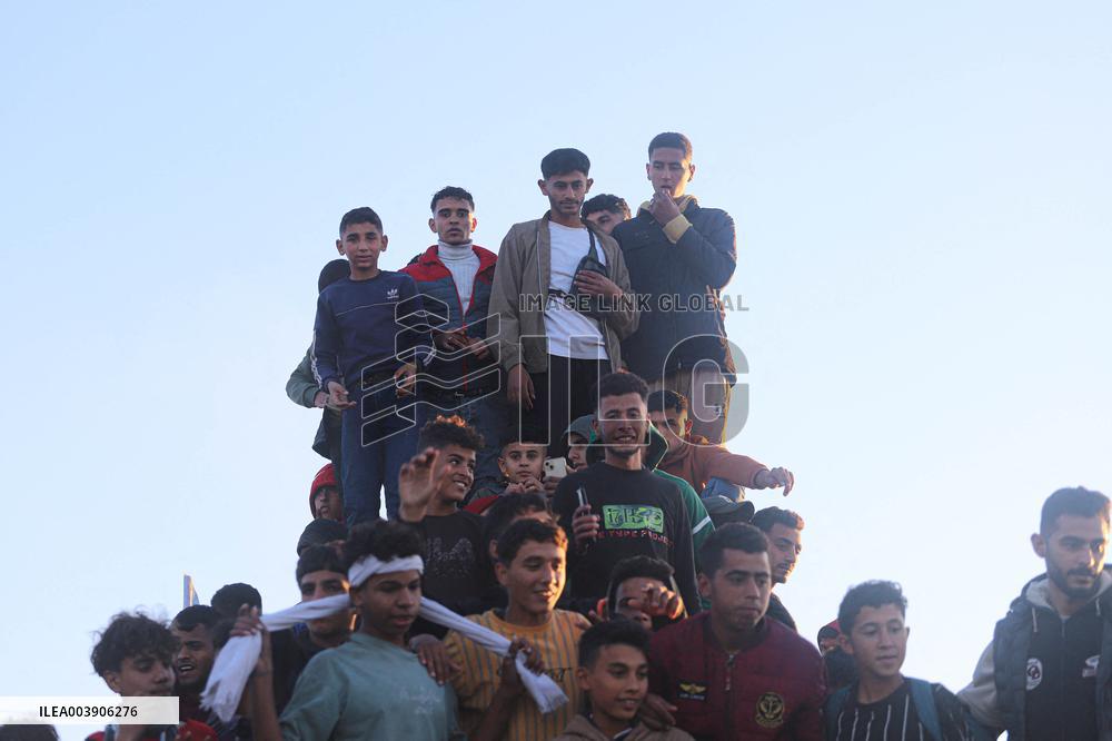 Displace Palestinians Waiting To Be Allowed To Return To Their Homes