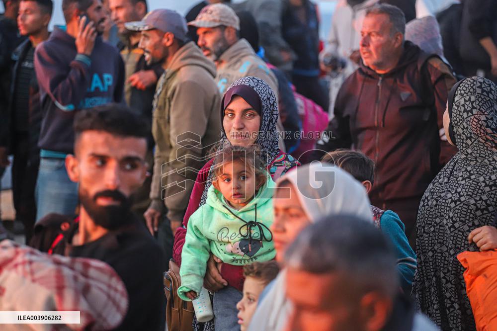 Displace Palestinians Waiting To Be Allowed To Return To Their Homes
