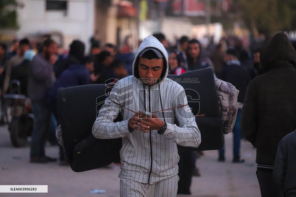 Displace Palestinians Waiting To Be Allowed To Return To Their Homes