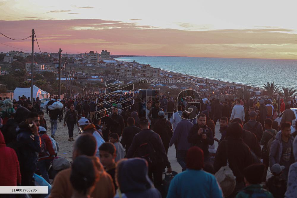 Displace Palestinians Waiting To Be Allowed To Return To Their Homes