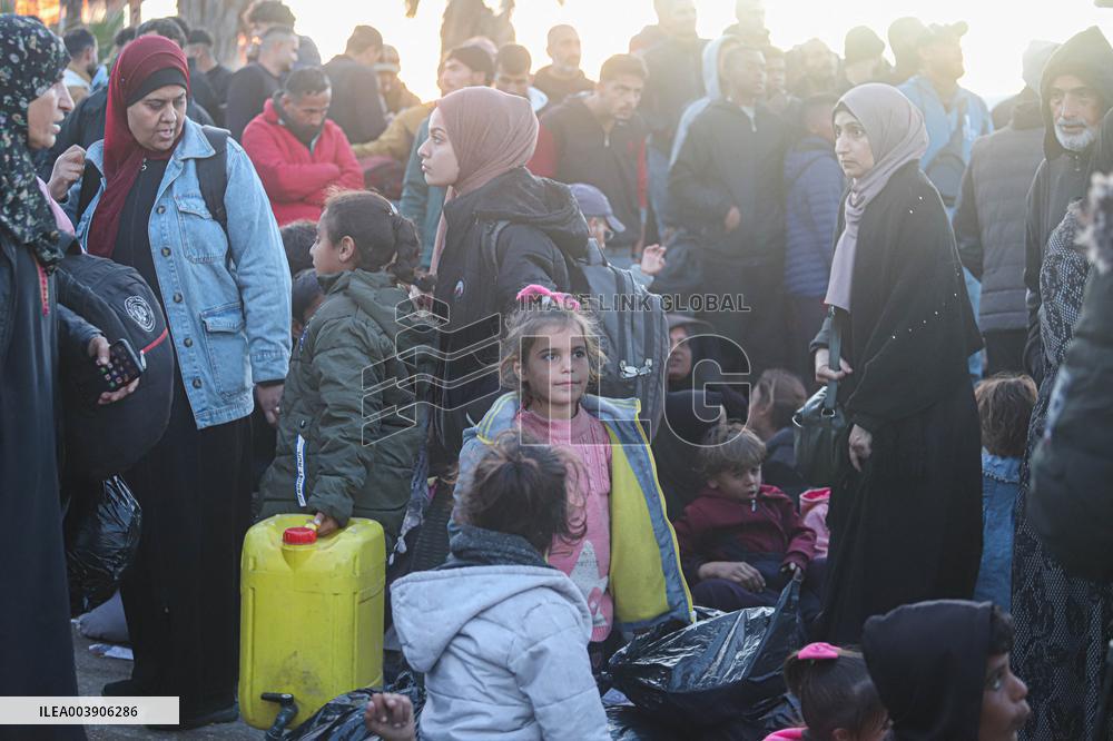 Displace Palestinians Waiting To Be Allowed To Return To Their Homes