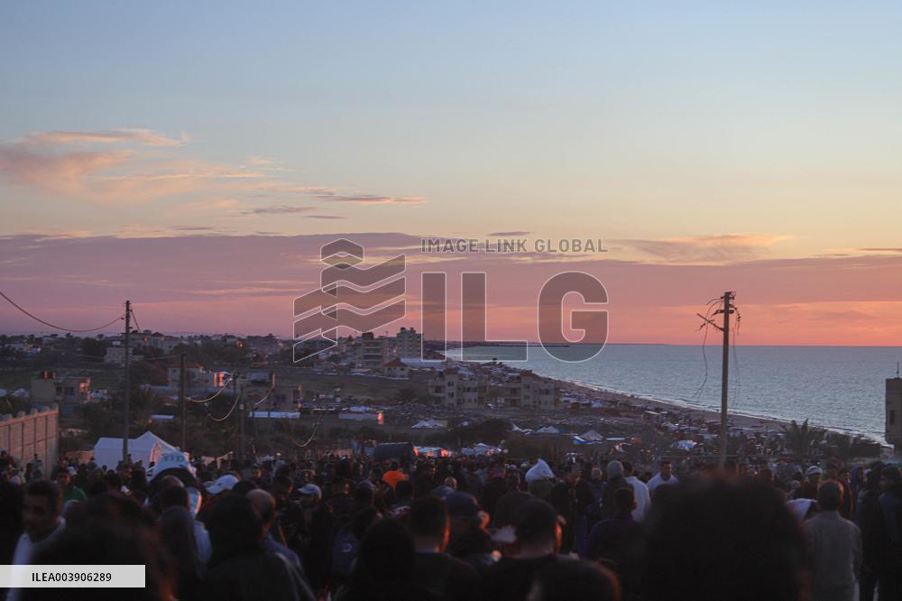 Displace Palestinians Waiting To Be Allowed To Return To Their Homes