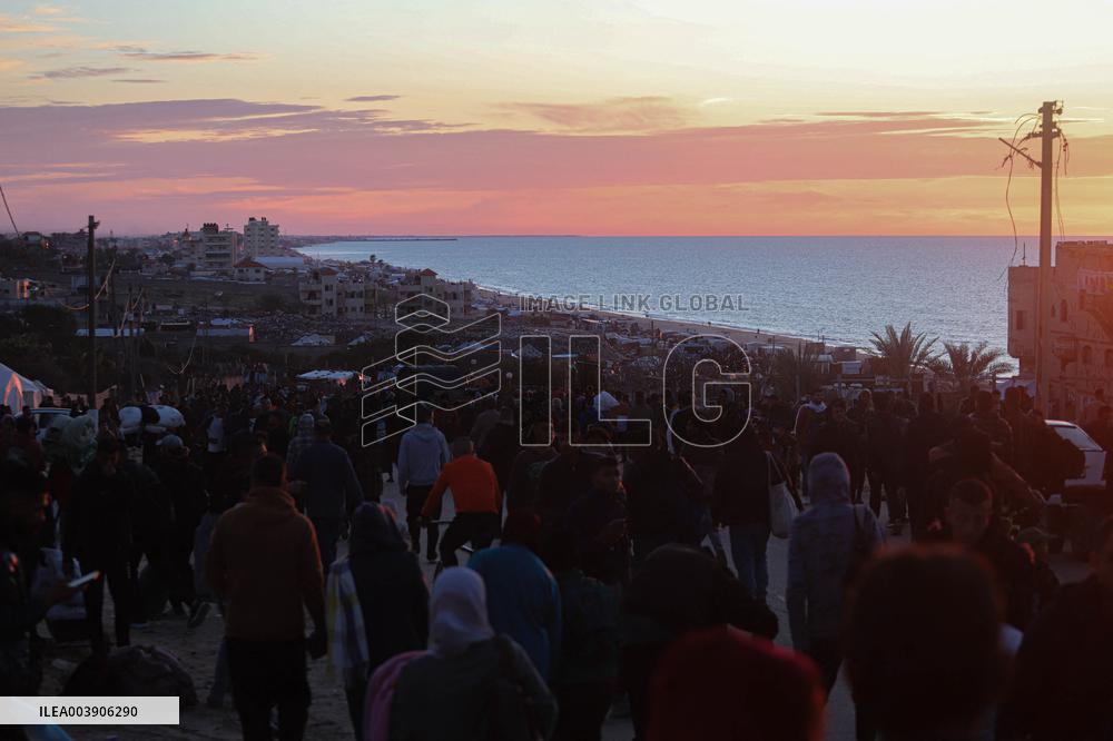 Displace Palestinians Waiting To Be Allowed To Return To Their Homes